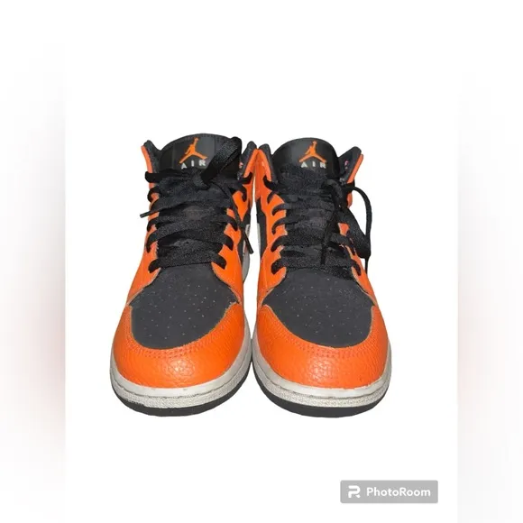 ⛹🏾‍♂️ Air Jordan 1 Mid Black Cone (GS) - Youth 6.5