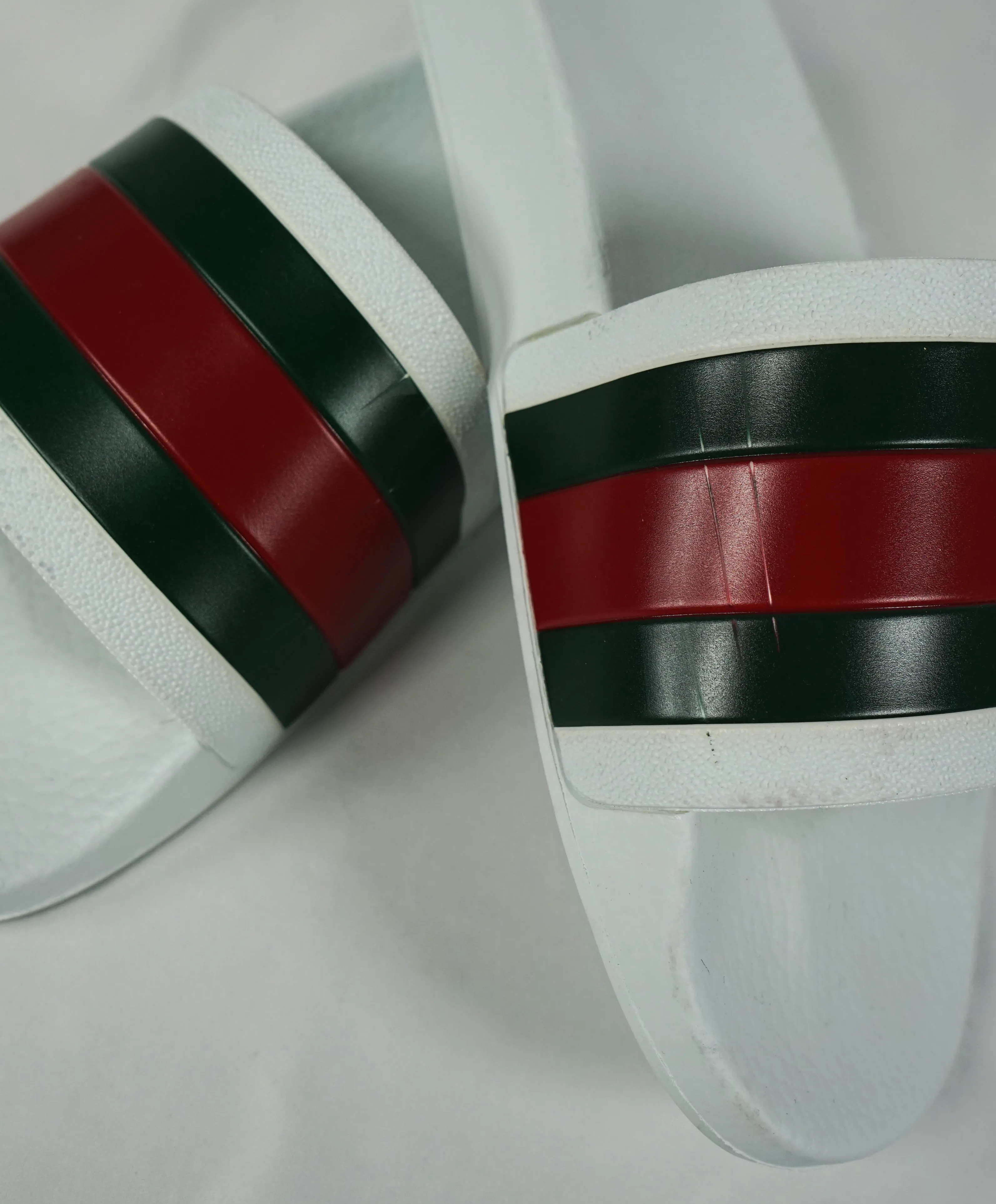 GUCCI - Iconic Green & Red Slides "72" White Slippers - 8