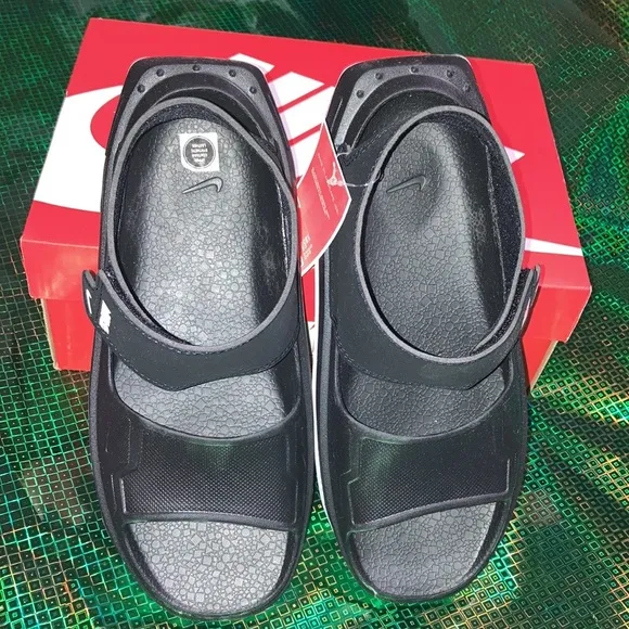 New Nike sandals 6 Y &amp; 7 Y (Big Boy)