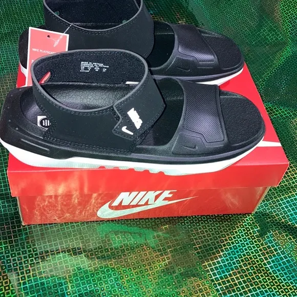 New Nike sandals 6 Y &amp; 7 Y (Big Boy)